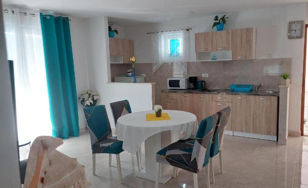 Apartments Mestral Baska Voda Ngoại thất bức ảnh